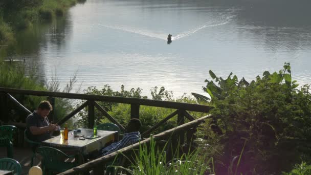 Uomini Ristorante All Aperto Vicino Lago — Video Stock