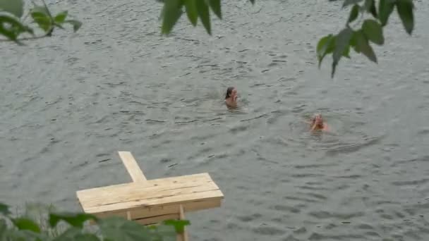 Les Gens Nagent Dans Lac — Video