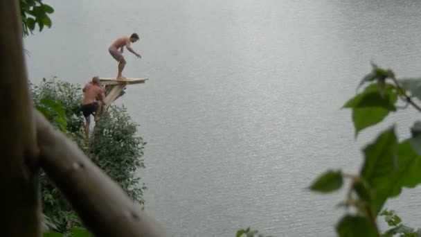 Человек Готовится Прыгнуть Воду — стоковое видео