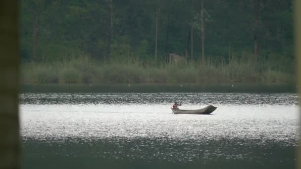 Bote Remos Una Lancha Motor — Vídeos de Stock