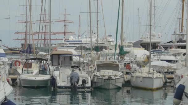 Boote Und Schiffe Hafen Verankert — Stockvideo