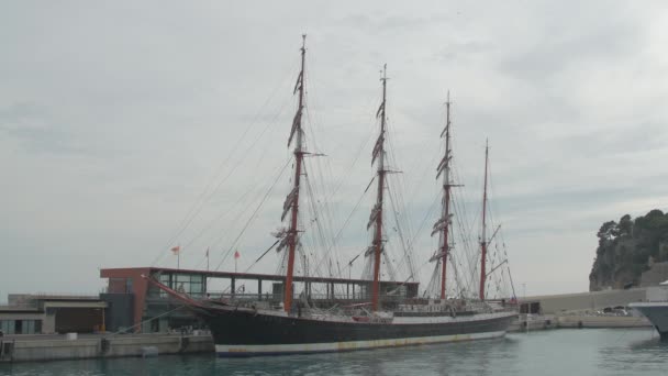 Navio Com Mastros Ancorados Num Porto — Vídeo de Stock