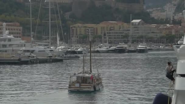 Barco Madeira Navegando Porto Mônaco — Vídeo de Stock