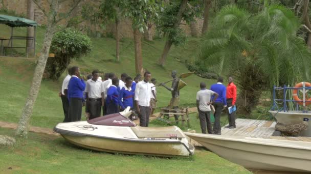 Afrykańskie Nastolatki Mundurach Zbierają Się Pobliżu Posągu — Wideo stockowe