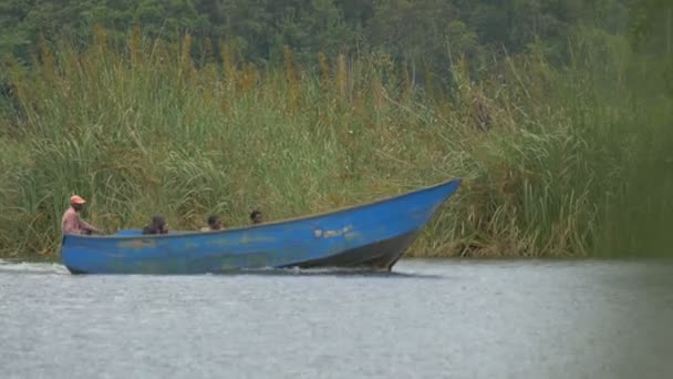 Mensen Die Een Meer Varen — Stockvideo