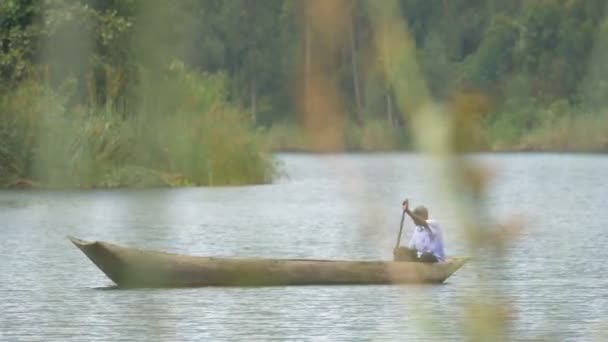 Homem Africano Navegando Barco Lago — Vídeo de Stock