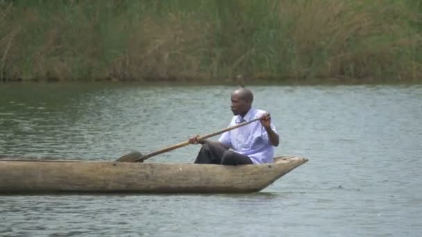 Hombre Africano Navegando Barco Lago — Vídeo de stock