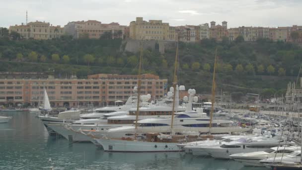 Vpravo od Hercules Port, Monako