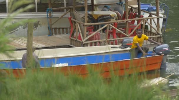 Barco Motor Saliendo Orilla — Vídeo de stock