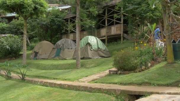 Drei Zelte Vor Einem Holzhaus — Stockvideo