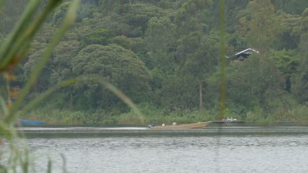 Motorbåt Som Trafikerar Sjön Bunyonyi Uganda — Stockvideo