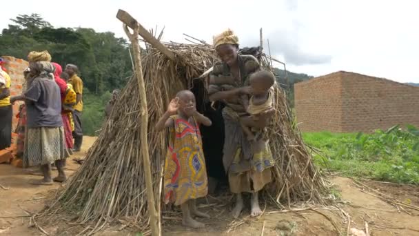 Afrikaanse Kinderen Moeder Buurt Van Een Strohut — Stockvideo