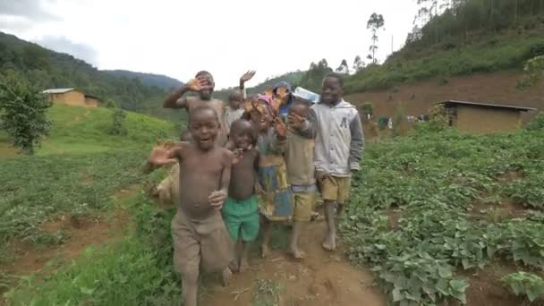 Afrikanska Barn Går Och Vinkar — Stockvideo
