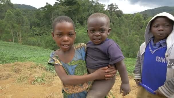 Criança Africana Segurando Uma Criança Chorando — Vídeo de Stock