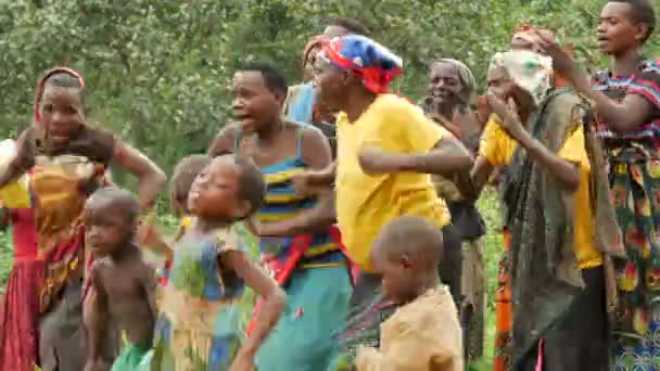 Afrikanische Frauen Und Kinder Tanzen — Stockvideo