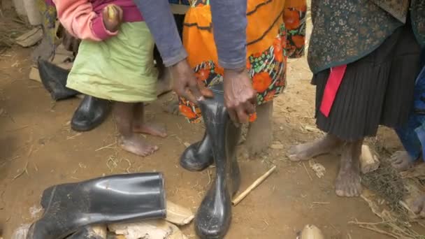 Mujeres Africanas Que Ponen Botas Goma — Vídeos de Stock