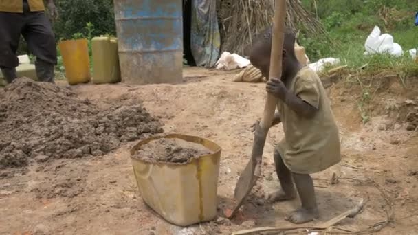Ugandisk Smårolling Som Leker Med Spade – stockvideo