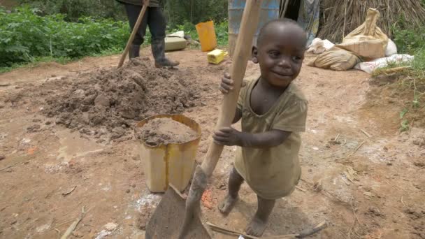 Gutten Holder Spade Smiler Uganda – stockvideo