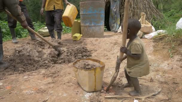 子供はシャベルで遊んでウガンダ — ストック動画
