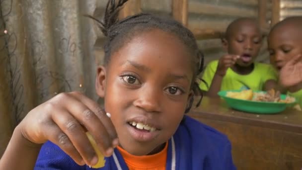 Ugandan Tyttö Syö Käsillään — kuvapankkivideo