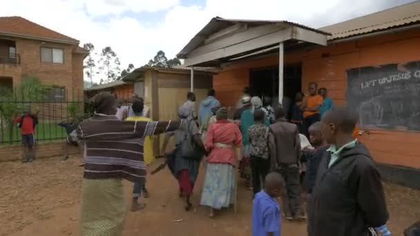Ludzie Idą Kościoła Ugandzie — Wideo stockowe