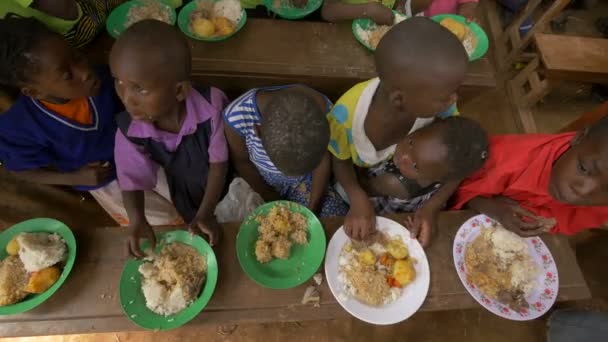Vista Ángulo Alto Los Niños Africanos Comiendo — Vídeo de stock