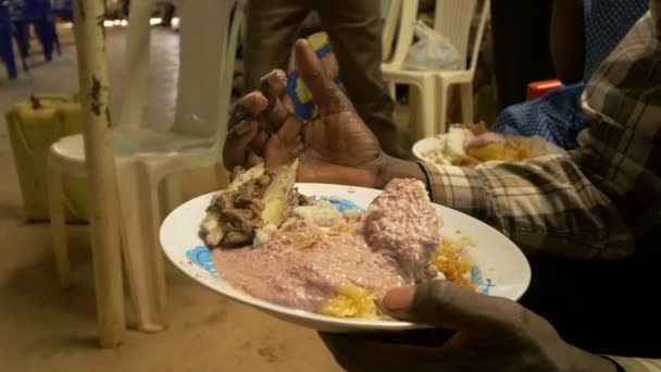 Manos Plato Con Comida — Vídeo de stock