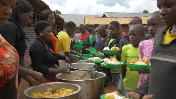 Servir Niños Con Comida Uganda — Vídeo de stock