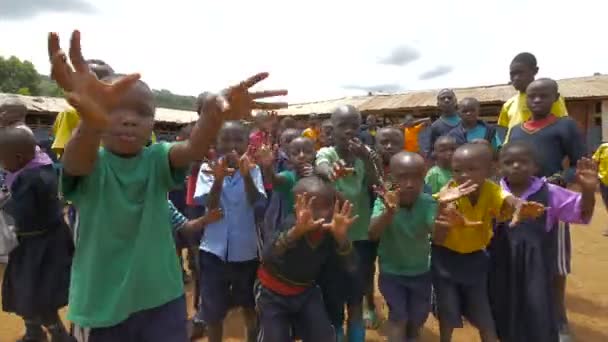 Pemandangan Melambaikan Tangan Anak Anak Uganda — Stok Video