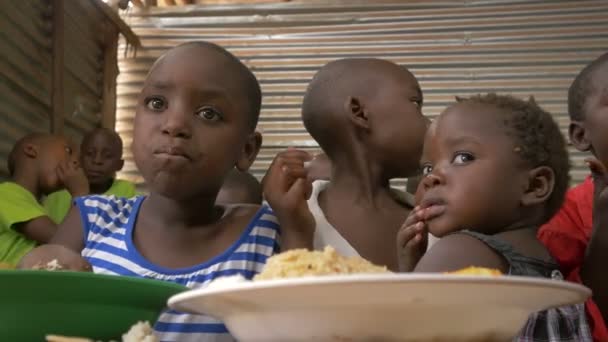 Crianças Comendo Com Mãos Uganda — Vídeo de Stock