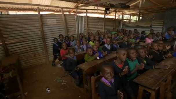 Des Enfants Ougandais Chantent Dans Une Classe — Video