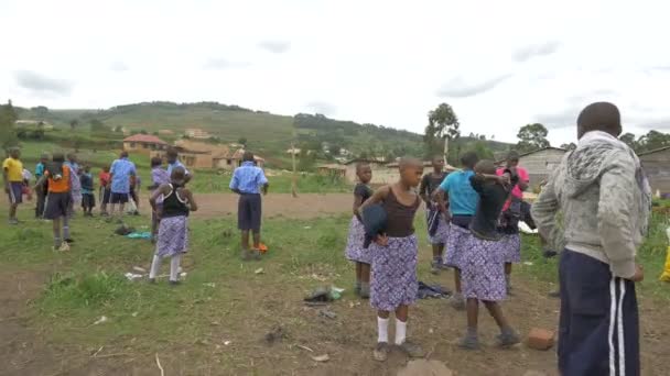 Діти Шкільному Дворі Уганді — стокове відео