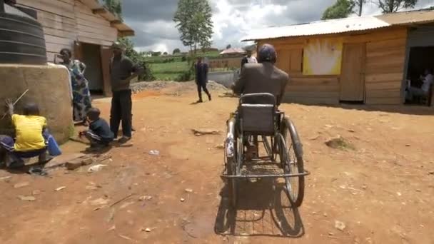 Hombre Ugandés Montando Una Motocicleta — Vídeos de Stock
