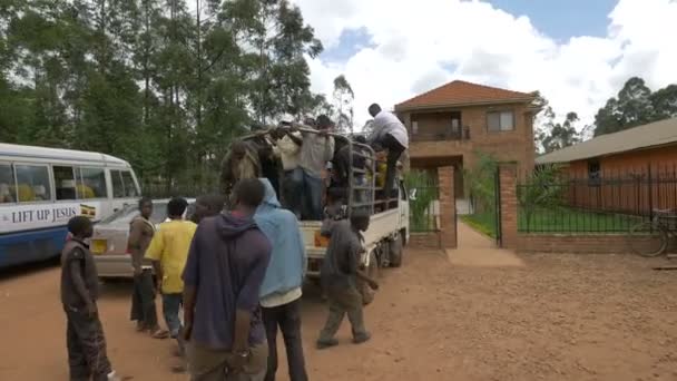 Menschen Steigen Uganda Aus Einem Pickup Truck — Stockvideo