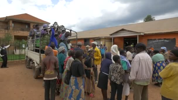 Ugandalaiset Nousivat Avolava Autosta — kuvapankkivideo