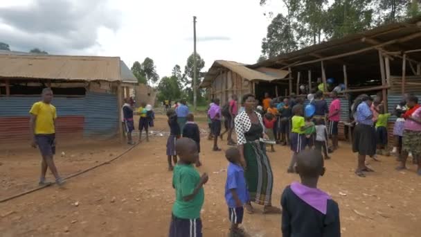 Ugandiske Barn Leker Med Ballonger – stockvideo