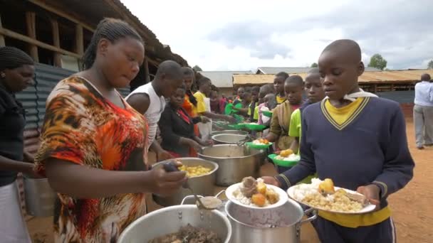 Mujeres Sirviendo Niños Con Comida Uganda — Vídeo de stock