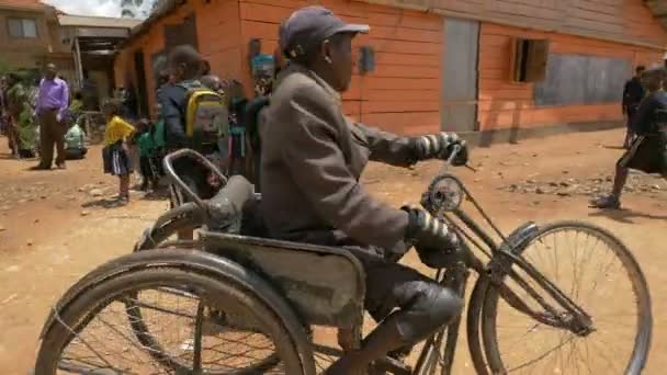 Homme Faisant Vélo Main Ouganda — Video