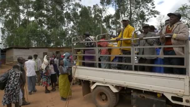 Menschen Uganda Steigen Aus Einem Pickup Aus — Stockvideo