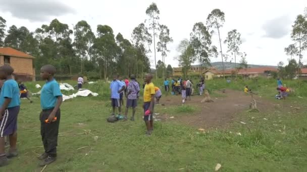 Niños Ugandeses Patio — Vídeo de stock