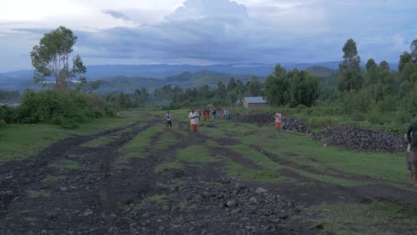 Gente Caminando Campo Uganda — Vídeos de Stock