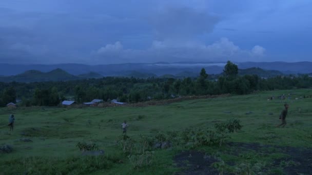 Uganda Bir Tarlada Yürüyen Insanlar — Stok video