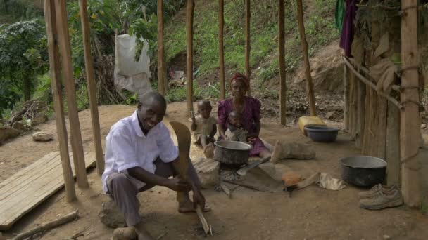 Αφρικανός Που Κόβει Ξύλο Ένα Ξύλινο Εργαλείο — Αρχείο Βίντεο