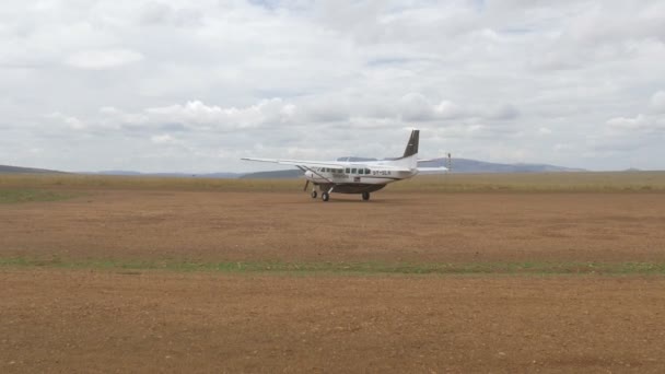 Vliegtuig Landing Keekorok Airport — Stockvideo