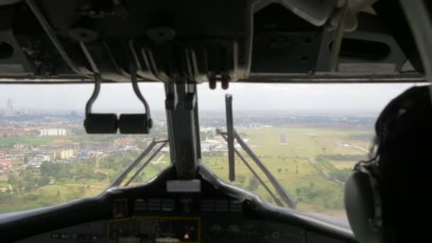 Flugzeug Fliegt Und Bereitet Sich Auf Die Landung Vor — Stockvideo