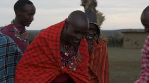 Maasai Mannen Lachen Van Dichtbij — Stockvideo