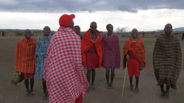 Masaï Hommes Effectuant Une Danse Traditionnelle — Video