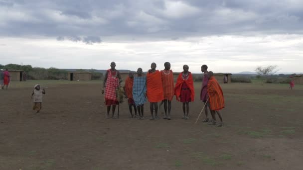 Maasai Homens Uma Aldeia — Vídeo de Stock