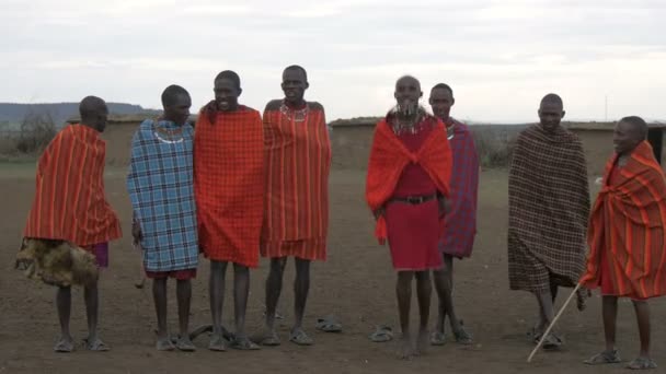 Maasai Mannen Springen Staan — Stockvideo