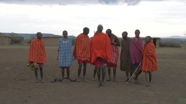 Maasai Mannen Traditionele Kleding Springen — Stockvideo
